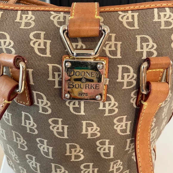 Fashionable Dooney & Bourke Tan Bucket Bag Great Condition - Picture 3 of 10